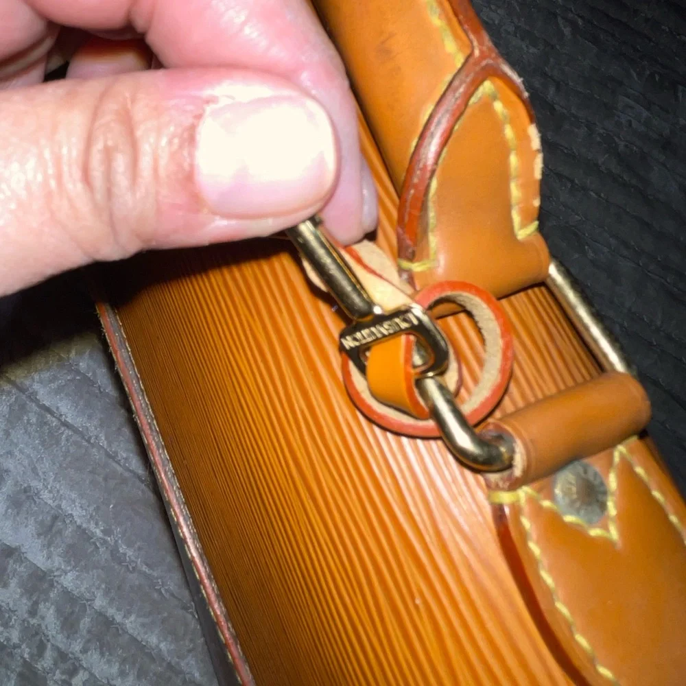 Louis Vuitton Preloved Epi leather briefcase needs some attention good condition